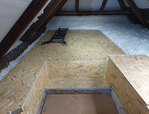 Zateplení stropu rodinného domu pomocí foukané izolace